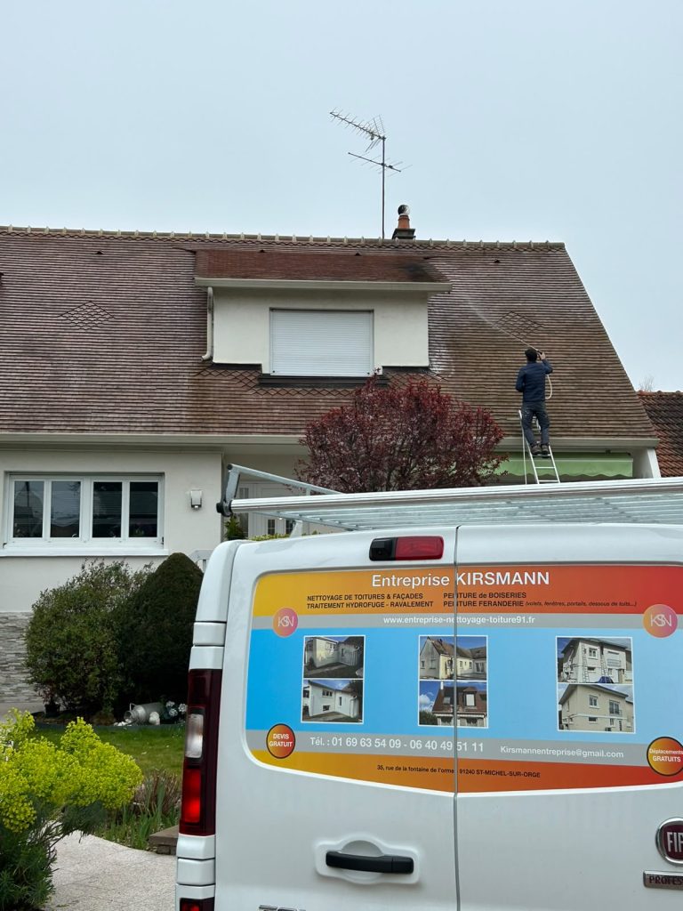 Toiture nettoyée et démoussée en Essonne par l'Entreprise Kirsmann.